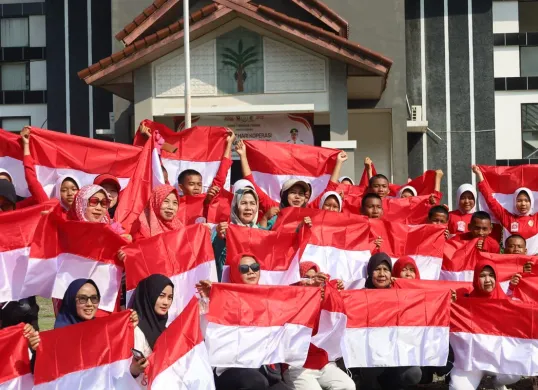 Masyarakat memamerkan bendera Merah Putih untuk sambut HUT RI ke-80 di seluruh Kecamatan Kabupaten Bogor. (Sumber: Dok. Humas Pemkab Bogor)