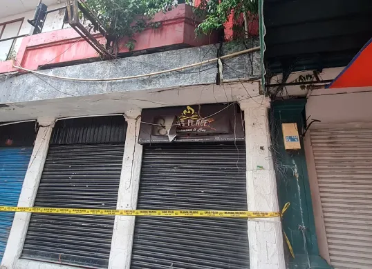 Garis polisi dipasang di depan bar yang terbakar di Kebayoran Baru, Jakarta Selatan, terbakar pada Minggu, 3 Agustus 2025. (Sumber: Dok Damkar)