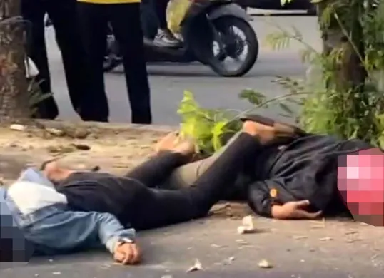 Dua pria terkapar di jalan usai motor yang mereka tumpangi menabrak pembatas jalan dan pohon di Jalan I Gusti Ngurah Rai, Kelurahan Bintara, Kota Bekasi, Minggu 3 Agustus 2025. (Sumber: Istimewa)