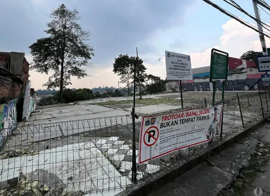 Situasi di lahan kosong, Jalan Lenteng Agung Timur, Lenteng Agung, Jakarta Selatan, yang bakal jadi tempat relokasi pedagang Pasar Barito. (Sumber: POSKOTA | Foto: Pandi Ramedhan)