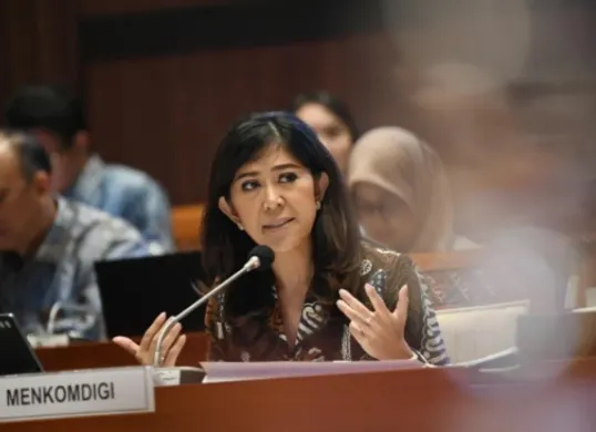 Menteri Komdigi Meutya Hafid, Kabar pembatasan WhatsApp Call hoax! Pemerintah pastikan layanan VoIP tetap aman digunakan. Simak penjelasan resmi Menkominfo terbaru 2025. (Sumber: Dok/komdigi.go.id)