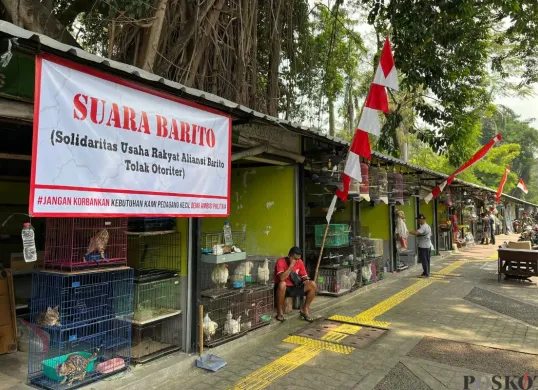 Kondisi terkini pedagang Pasar Barito memilih bertahan meski sudah diperingatkan untuk segera pindah ke lokasi baru, Minggu, 3 Agustus 2025. (Sumber: Poskota/Pandi Ramedhan)