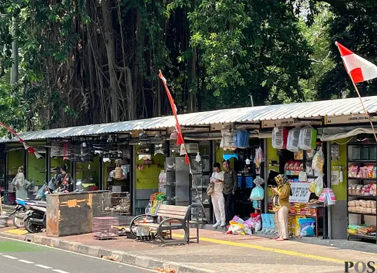 Sejumlah pedagang di Pasar Barito, Jakarta Selatan, masih bertahan meski sudah diperingatkan untuk pindah, Minggu, 3 Agustus 2025. (Sumber: POSKOTA | Foto: Pandi Ramedhan)