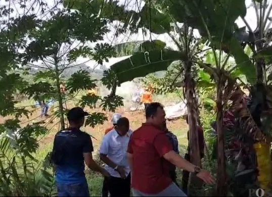 Bangkai pesawat latih yang jatuh di Ciampea, Kabupaten Bogor, mengeluarkan asap setelah meledak saat sedang dipotong menjadi bagian kecil oleh petugas. (Sumber: POSKOTA | Foto: Giffar Rivana)