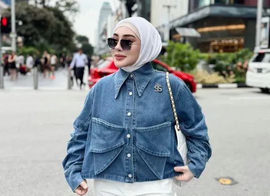 Influencer Shella Saukia yang tengah disorot karena produk skincare miliknya masuk dalam daftar hitam yang dirilis BPOM. (Sumber: Instagram/@shellasaukiaofficial)