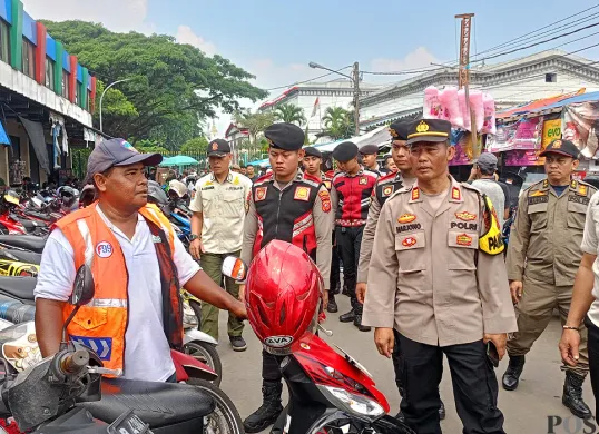 Petugas gabungan dari TNI, Polri dan Satpol PP patroli di Alun-alun Kota Bogor, untuk memberantas premanisme. (Sumber: POSKOTA | Foto: Giffar Rivana)