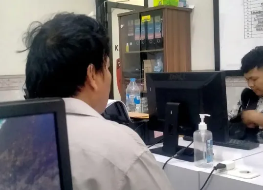 BS, tokoh masyarakat Kabupaten Lebak, saat menjalani pemeriksaan di ruang Ditresnarkoba Polda Banten. (Sumber: Dok. Ditresnarkoba Polda Banten)