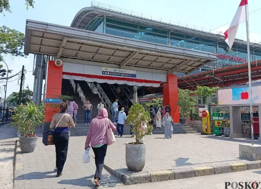 Suasana di Stasiun Bekasi terpantau ramai setiap harinya karena menjadi salah transportasi publik yang menjadi pilihan warga Bekasi untuk sampai ke tujuan, Minggu, 3 Agustus 2025. (Sumber: Poskota/Nurpini Aulia Rapika)