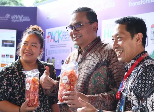 Direktur Human Capital Management Telkom Henry Christiadi bersama SGM Social Responsibility Telkom Hery Susanto dan salah satu UMKM Binaan yang turut menyemarakkan UMK Digital Fest 2025 yang diselenggarakan di Jakarta (Sumber: Dok. Telkom)