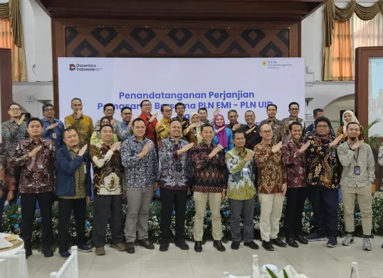 Foto bersama usai penyerahan Renewable Energy Certificate (REC) dari PT Energi Manajemen Indonesia (PLN EMI) di Gedung PLN UID Jawa Barat, kemarin (Sumber: Dok. Telkom)