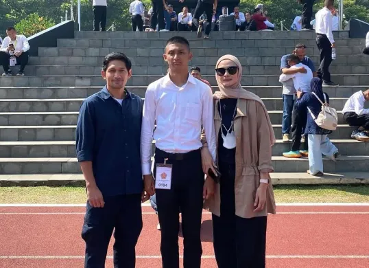 Ibnu Jamil dan Ade Maya saat mendampingi putra mereka, Dhofin Maula Jamil, yang dinyatakan resmi lulus dari Akademi Militer (Akmil). (Sumber: Instagram/@mayamaula9)