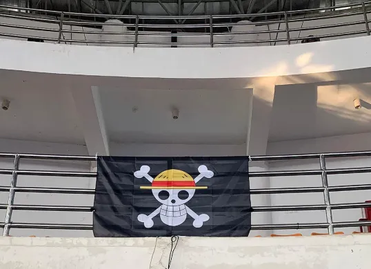 Bendera One Piece dipasang di GOR Laga Satria, Pakansari, Kabupaten Bogor, pada Sabtu 2 Agustus 2025. (Sumber: Istimewa)