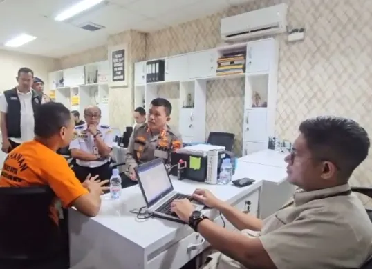 Seorang penumpang pesawat Lion Air penerbangan JT308 rute Jakarta ke Kualanamu ditetapkan sebagai tersangka setelah mengucapkan ancaman bom di dalam pesawat. (Sumber: Dok. Polres Bandara Soetta)