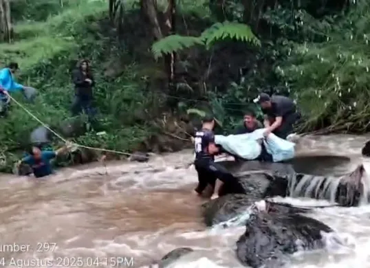 Petugas dari BPBD Kabupaten Bogor saat mengevakuasi jasad korban hanyut di bantaran Kali Cirangrang, Senin, 4 Agustus 2025. (Sumber: Dok BPBD Kabupaten Bogor)