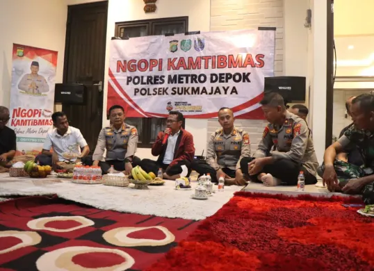 Kapolres Metro Depok dalam acara Ngopi Kamtibmas di rumah tokoh masyarakat kawasan Cilodong, Kota Depok. Ia menyatakan sudah memberikan ultimatum untuk pengedar tramadol atau obat-obatan keras lainnya. (Sumber: Polres Metro Depok)
