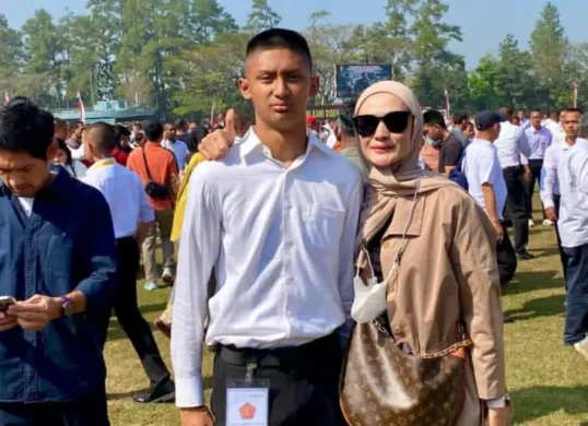 Profesi Ade Maya mantan istri Ibnu Jamil jadi sorotan netizen setelah beredar momen foto bertiga bareng sang anak. (Sumber: Instagram/@mayamaula9)