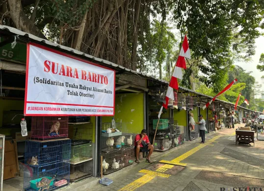 Sejumlah pedagang Pasar Barito, Kebayoran Baru, Jakarta Selatan, masih bertahan meski sudah diperingatkan untuk pindah, Minggu, 3 Agustus 2025. (Sumber: Poskota/Pandi Ramedhan)