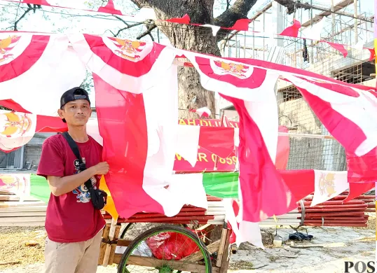 Didi Supriadi, 30 tahun, warga Cirebon, Jawa Barat, yang mengadu nasib setiap tahunnya ke Kota Bekasi menjelang hari kemerdekaan Republik Indonesia. (Sumber: POSKOTA | Foto: Nurpini Aulia Rapika)