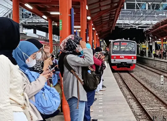 Suasana di Stasiun Bekasi. (Sumber: Poskota/Nurpini Aulia Rapika)