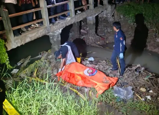 Personel Unit Identifikasi saat mengevakuasi jasad korban untuk dibawa ke RS Bhayangkara. (Sumber: Polres Serang)
