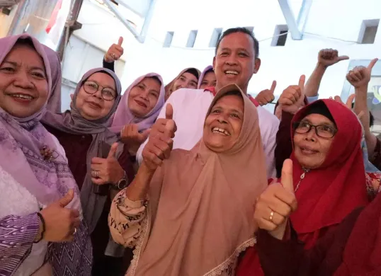 Wali Kota Bekasi, Tri Adhianto, meresmikan Rutilahu di Kelurahan Jatimurni, Kecamatan Pondok Melati, Minggu 3 Agustus 2025. Ia menyatakan Pemkot Bekasi menyiapkan anggaran Rp100 juta per RW untuk kesejahteraan warga. (Sumber: Pemkot Bekasi)