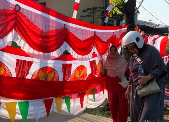 Penjual bendera musiman di Bogor tak cari keuntungan lewat ramainya pengibaran bendera One Piece di sosial media, Senin, 4 Agustus 2025. (Sumber: Poskota/Giffar Rivana)