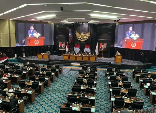 Rapat paripurna pakta integritas pengesahan Rancangan APBD Tahun Anggaran 2026 Pemprov Jakarta di Gedung DPRD DKI, Jakarta Pusat, Senin, 4 Agustus 2025. (Sumber: Poskota/Muhammad Tegar Jihad)