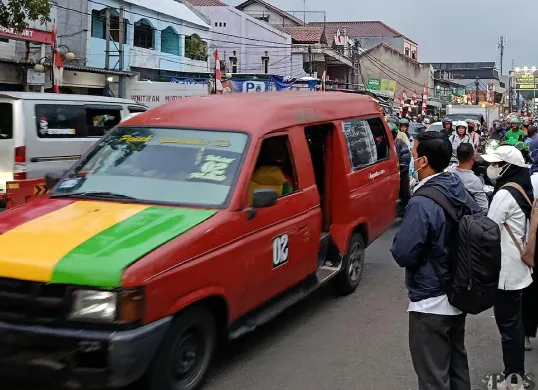 Sejumlah warga sedang menunggu angkot di sekitar Stasiun Bekasi pada Senin, 4 Agustus 2025. (Sumber: POSKOTA | Foto: Nurpini Aulia Rapika)