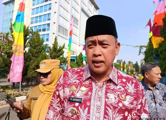 Wali Kota Bekasi, Tri Adhianto, menyatakan perlunya peningkatan layanan angkutan umum sebagai solusi jangka panjang terkait permasalahan tingginya biaya transportasi di Kota Bekasi. (Sumber: Poskota/Nurpini Aulia Rapika)