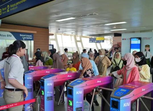 Suasana LRT Jabodebek, selama bulan Juli 2025 KAI melayani 2,7 juta penumpang LRT. (Sumber: Dok. LRT Jabodebek)