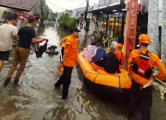 Hujan lebat yang mengguyur wilayah Kecamatan Pondok Gede, Kota Bekasi sejak siang hingga sore menyebabkan sedikitnya enam titik banjir. (Sumber: Istimewa)