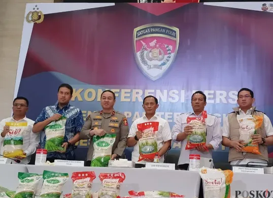 Satgas Pangan Bareskrim Polri menetapkan tiga tersangka kasus produksi dan peredaran beras premium yang tidak memenuhi standar mutu nasional di Bareskrim Polri, Jakarta Selatan, Selasa, 5 Agustus 2025. (Sumber: Poskota/Ali Mansur)