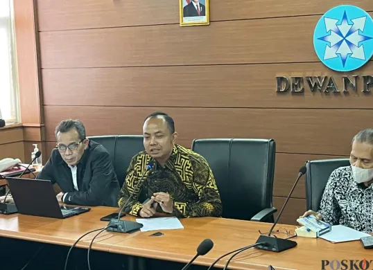 Ketua Komisi Pengaduan dan Penegakan Etika Pers Dewan Pers, Muhammad Jazuli saat jumpa pers di Gedung Dewan Pers, Jakarta Pusat, Selasa, 5 Agustus 2025. (Sumber: Poskota/Muhammad Tegar Jihad)