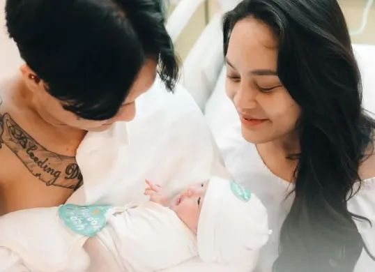Erika Carlina dan DJ Bravy berbagi momen bahagia usai kelahiran anak pertama mereka yang diberi nama Andrew Raxy Neil. (Sumber: Instagram/@eri.carl)