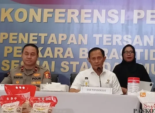 Direktur Tindak Pidana Ekonomi Khusus (Dirtipideksus) Bareskrim Polri, Brigjen Helfi Assegaf (tengah, kemeja putih) dalam jumpa pers di Bareskrim Polri, Jakarta Selatan, Selasa, 5 Agustus 2025. (Sumber: Poskota/Ali Mansur)
