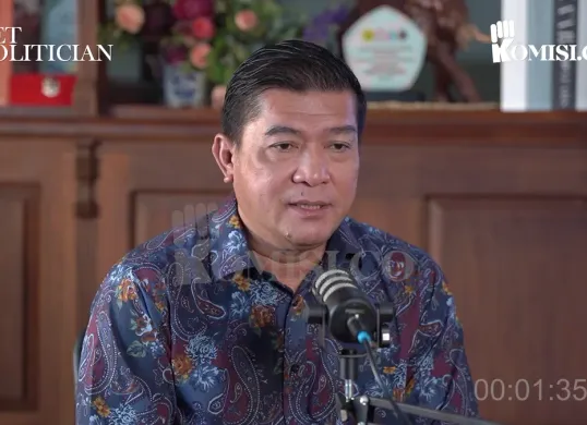 Sosok pengacara sekaligus pengusaha, Silfester Matutina yang diduga fitnah mantan Wakil Presiden RI, Jusuf Kalla (JK). (Sumber: YouTube/Komisidotco)