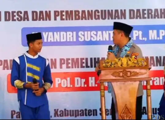 Momen saat Kabaharkam Polri, Komjen Mohammad Fadil Imran, memberikan pertanyaan kepada santri  di Ponpes Bai Mahdi Sholeh, Kabupaten Serang, Selasa, 5 Agustus 2025. (Sumber: POSKOTA | Foto: Rahmat Haryono)