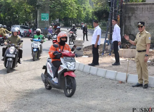 Uji coba lalu lintas (traffic test) di Bundaran Jati Cimahi, baru bisa dilakukan di satu sisi jalan yakni dari arah Pemkot Cimahi menuju Jalan Cihanjuang. (Sumber: POSKOTA | Foto: Gatot Poedji Utomo)