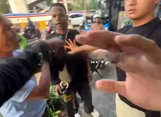 Tangkap layar pemuda diduga mabuk memukul seorang pengemudi ojol di Jalan Pemuda, Pulogadung, Jakarta Timur, Selasa, 5 Agustus 2025.