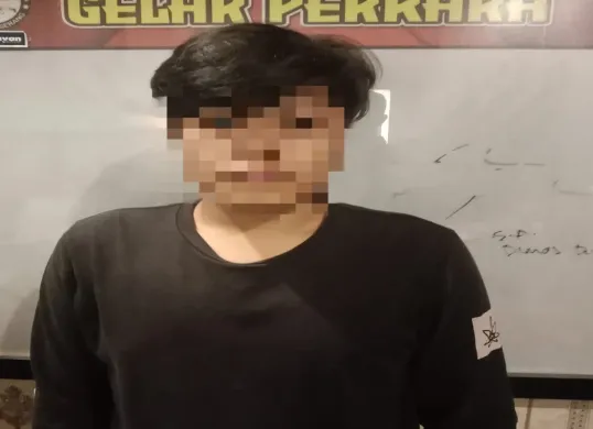 Tersangka MA saat diamankan di ruang Unit 2 Satresnarkoba Polres Serang. (Sumber: Polres Serang)