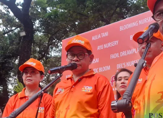 Gubernur Jakarta, Pramono Anung (tengah), saat menyampaikan pernyataan kepada awak media di Lapangan Banteng, Jakarta Pusat, Selasa, 5 Agustus 2025. (Sumber: POSKOTA | Foto: M Tegar Jihad)