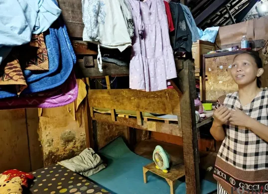 Suasana kontrakan Maryani, 38 tahun, warga asli Pekalongan yang kini menetap di RT 01/RW 08 Kampung Sawah, Kecamatan Bekasi Barat, Selasa, 5 Agustus 2025. (Sumber: Poskota/Nurpini Aulia Rapika)
