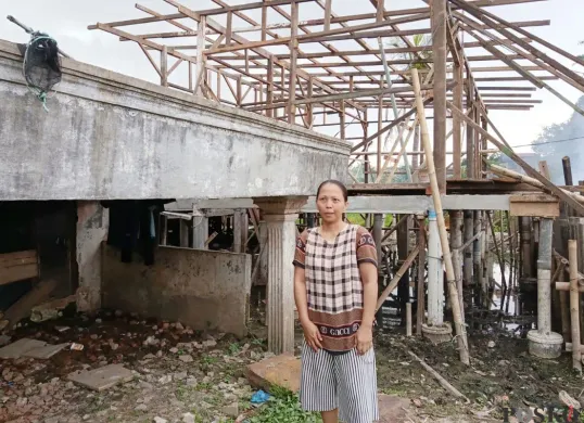 Maryani, 38 tahun, warga asli Pekalongan yang kini menetap di RT 01/RW 08 Kampung Sawah, Kecamatan Bekasi Barat, tidak pernah mendapatkan bantuan dari pemerintah, Selasa, 5 Agustus 2025. (Sumber: Poskota/Nurpini Aulia Rapika)