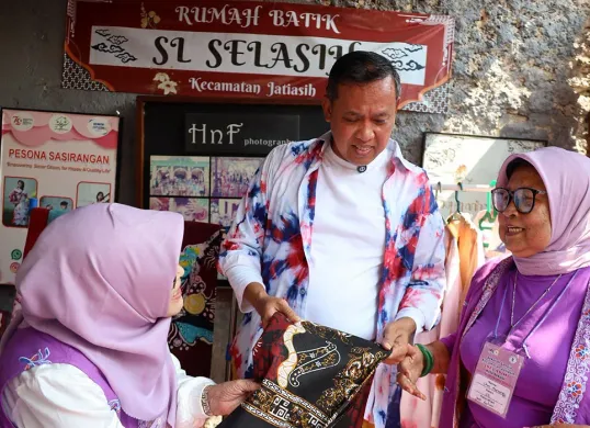 Wali Kota Bekasi, Tri Adhianto, mengunjungi Rumah Batik Lansia Selasih di RW 09, Kelurahan Jatiluhur, Kecamatan Jatiasih, Kota Bekasi, Selasa, 5 Agustus 2025. (Sumber: Dok Humas Pemkot Bekasi)