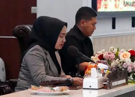 Ketua DPRD Purwakarta, Sri Puji Utami (kiri). (Sumber: Diskominfo Purwakarta)
