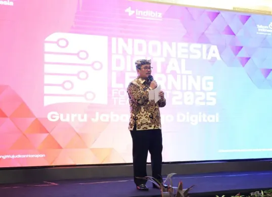Bupati Cirebon, Imron Rosyadi memberikan sambutan pada acara Indonesia Digital Learning (IDL) 2025 beberapa waktu lalu. (Sumber: Dok. Telkom Indonesia)