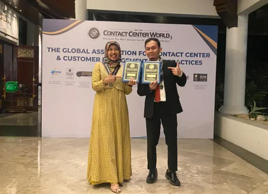 GM Health Care Service AdMedika Sri Sumari dan Assistant Manager Care AdMedika Dwi Hajar Siswantoro (kanan) di ajang internasional Contact Center World 20th Annual Asia Pacific (Sumber: Dok. Telkom)