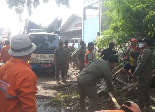 Petugas bongkar puluhan bangunan liar yang berdiri diatas saluran air di wilayah Kalideres, Jakarta Barat, Rabu, 6 Agustus 2025. (Sumber: Dok. Istimewa)