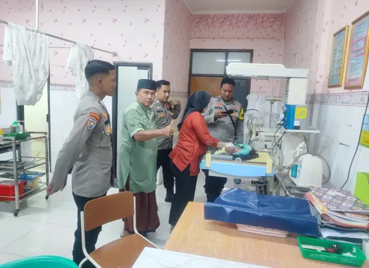 Bayi yang ditemukan di teras rumah warga mendapat perawatan dari petugas Puskesmas Ciruas. (Sumber: Polsek Ciruas)