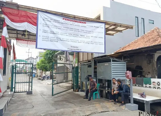Lokasi pemberlakuan sistem satu arah di Perumahan Pondok Gede Housing 1, Kelurahan Jatirahayu, Kecamatan Pondok Melati, Kota Bekasi yang viral tidak membolehkan warga luar masuk, Rabu, 6 Agustus 2025. (Sumber: Poskota/Nurpini Aulia Rapika)